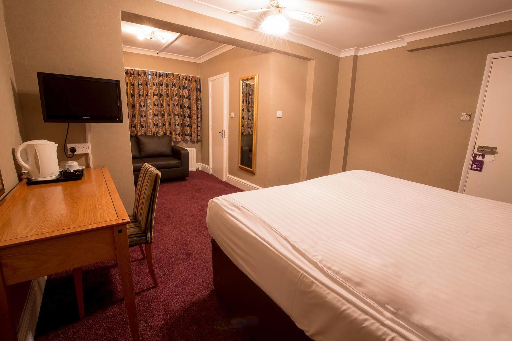 Rossmore Hotel Ілфорд Екстер'єр фото