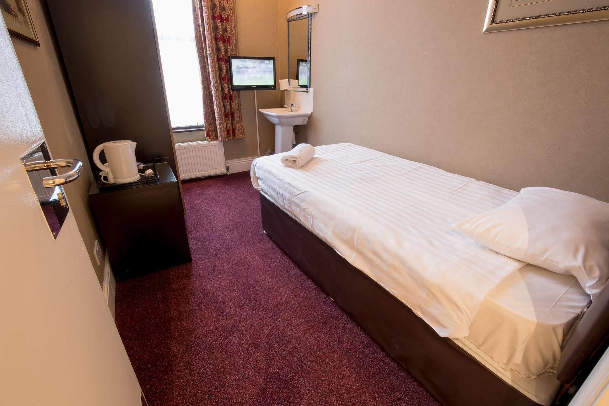 Rossmore Hotel Ілфорд Екстер'єр фото