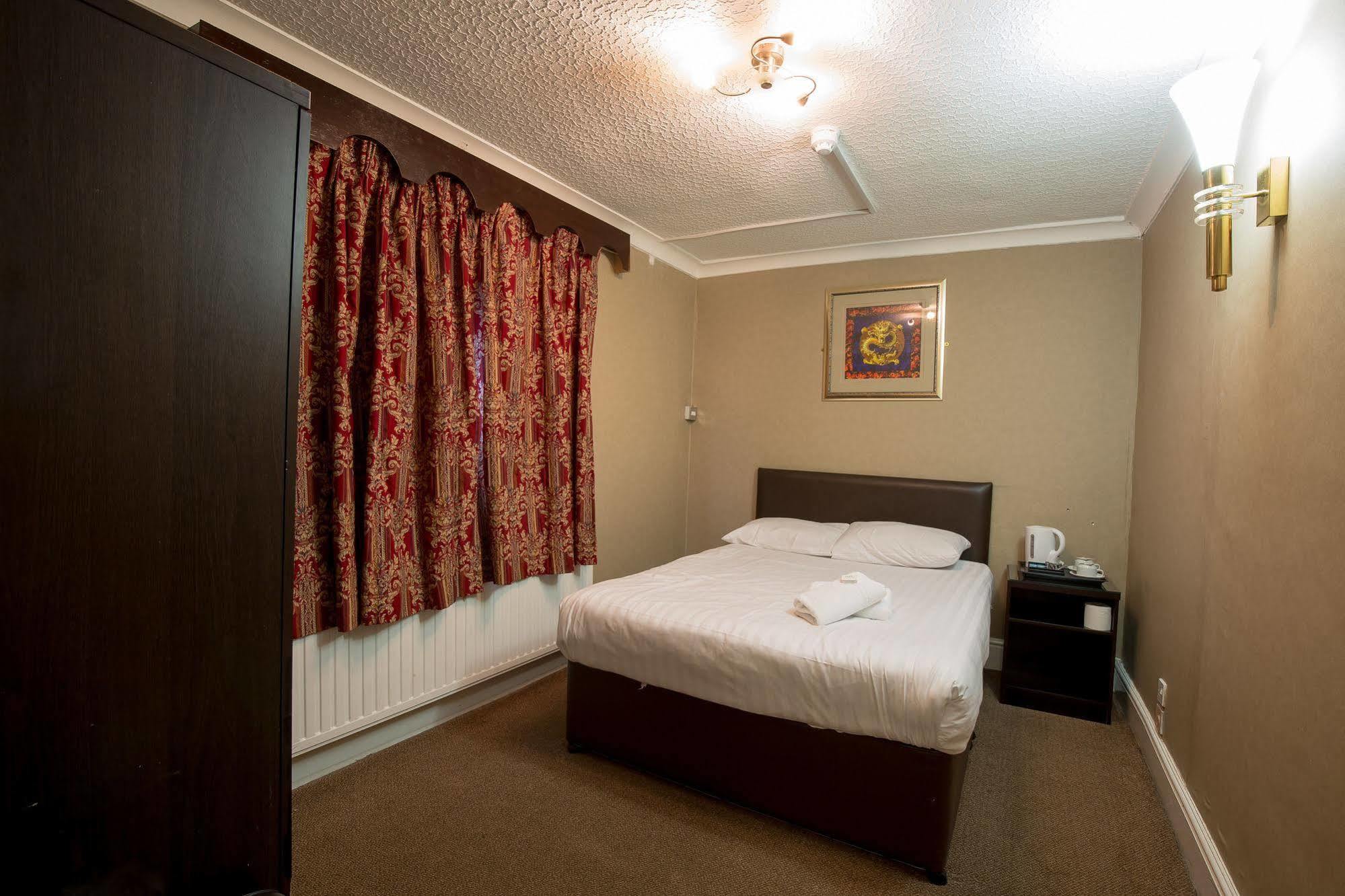 Rossmore Hotel Ілфорд Екстер'єр фото