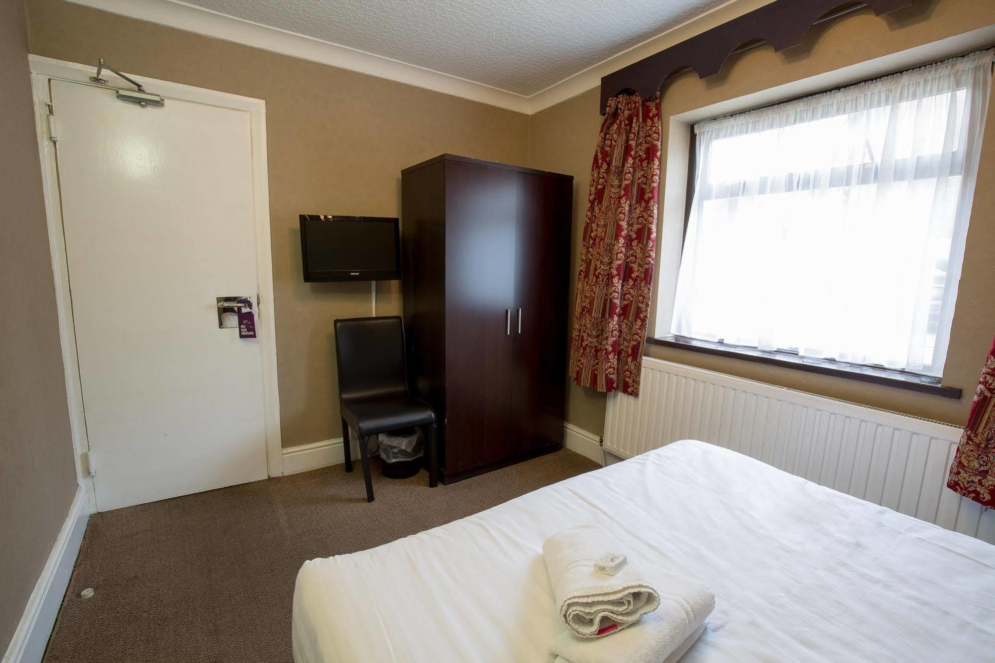 Rossmore Hotel Ілфорд Екстер'єр фото