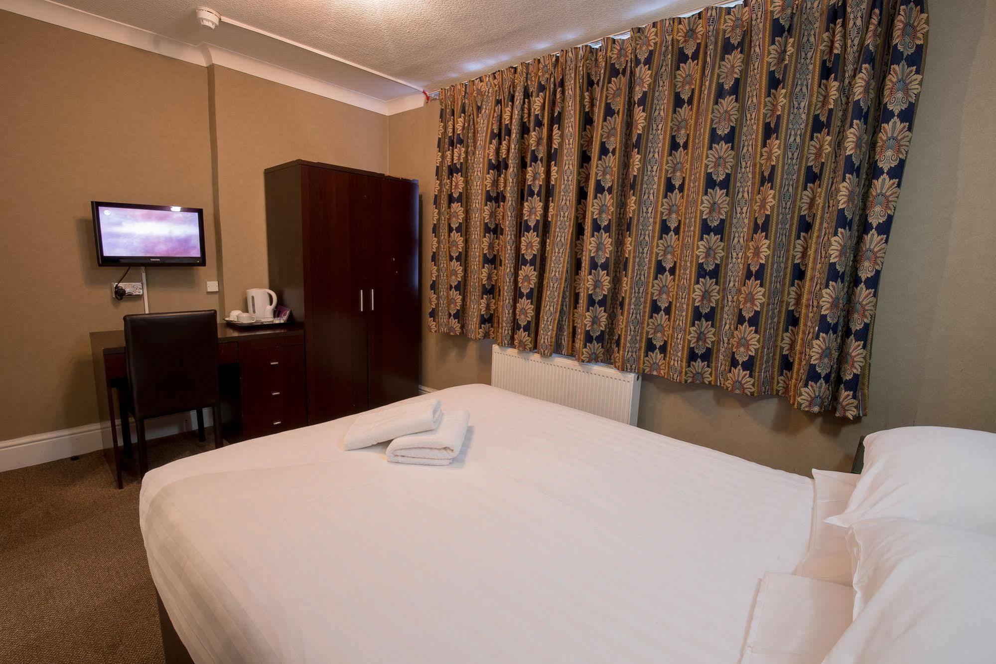Rossmore Hotel Ілфорд Екстер'єр фото