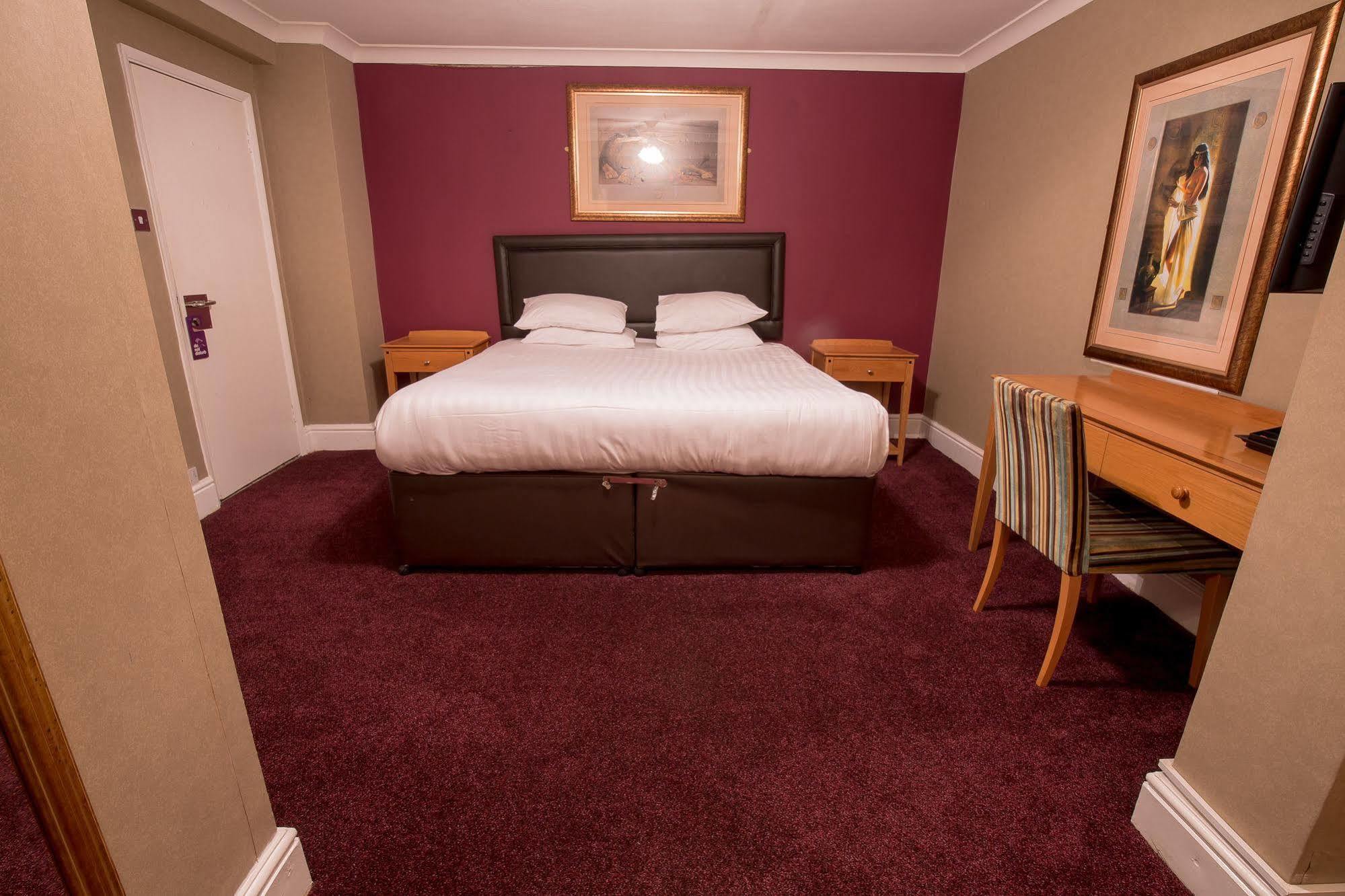 Rossmore Hotel Ілфорд Екстер'єр фото